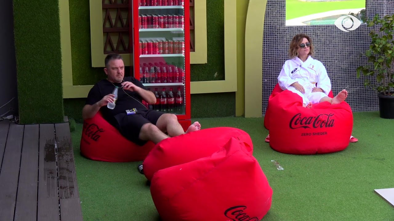 Juli sheh një pjesë të qëndrimit brenda shtëpisë së Vëllait të Madh përmes fotove