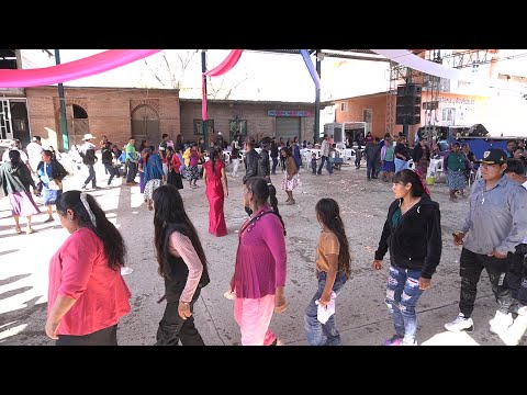 Así se BAILA a la rueda con lluvia de Cerveza 🍻💃🏻🕺🏻 El Gera y sus TECLADOS en Santa Anita Gro 🇲🇽💯