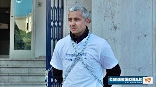 preview picture of video 'Il deputato regionale Nino Germanà in catene davanti al comune di Brolo'