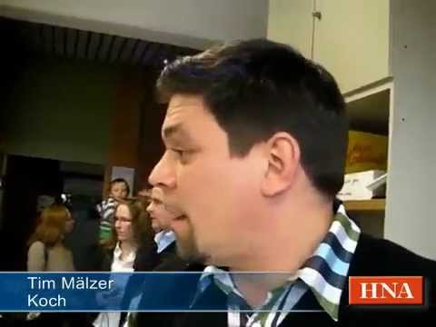 Sternekoch und Küchenbulle Tim Mälzer weiht Schulküche in Bebra ein