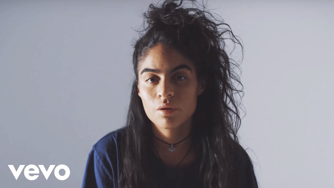 Sofia reyez. Jessie Reyez. Джесси Рейес канадская певица. Jessie Reyez тело. Sofie Reyez Slim.