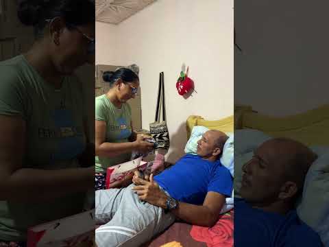 Iliana le quiere quitar el regalo a Pepe 🤣