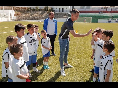 Buenacasa imparte lecciones de fútbol y malaguismo en el Campus de Alozaina