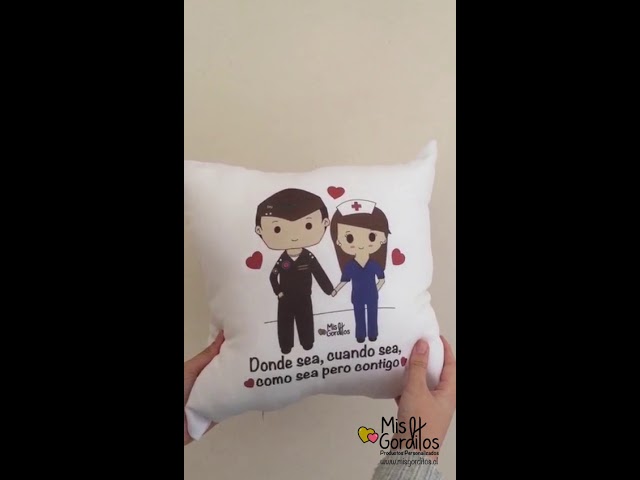 Vídeo relacionado con El Cajon Friki Cojín Personalizado Cuadrado de 40x40 cm. con Foto y Texto Relleno Incluido DÍA del Padre o de la Madre, Cumpleaños, Aniversario, Comunión, Navidad, San Valentín impreso a 2 Caras