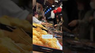 Eating Street Foods At Nishiki Market in Kyoto 🥢🍣 #japantravel #travelcouple #travelvlog