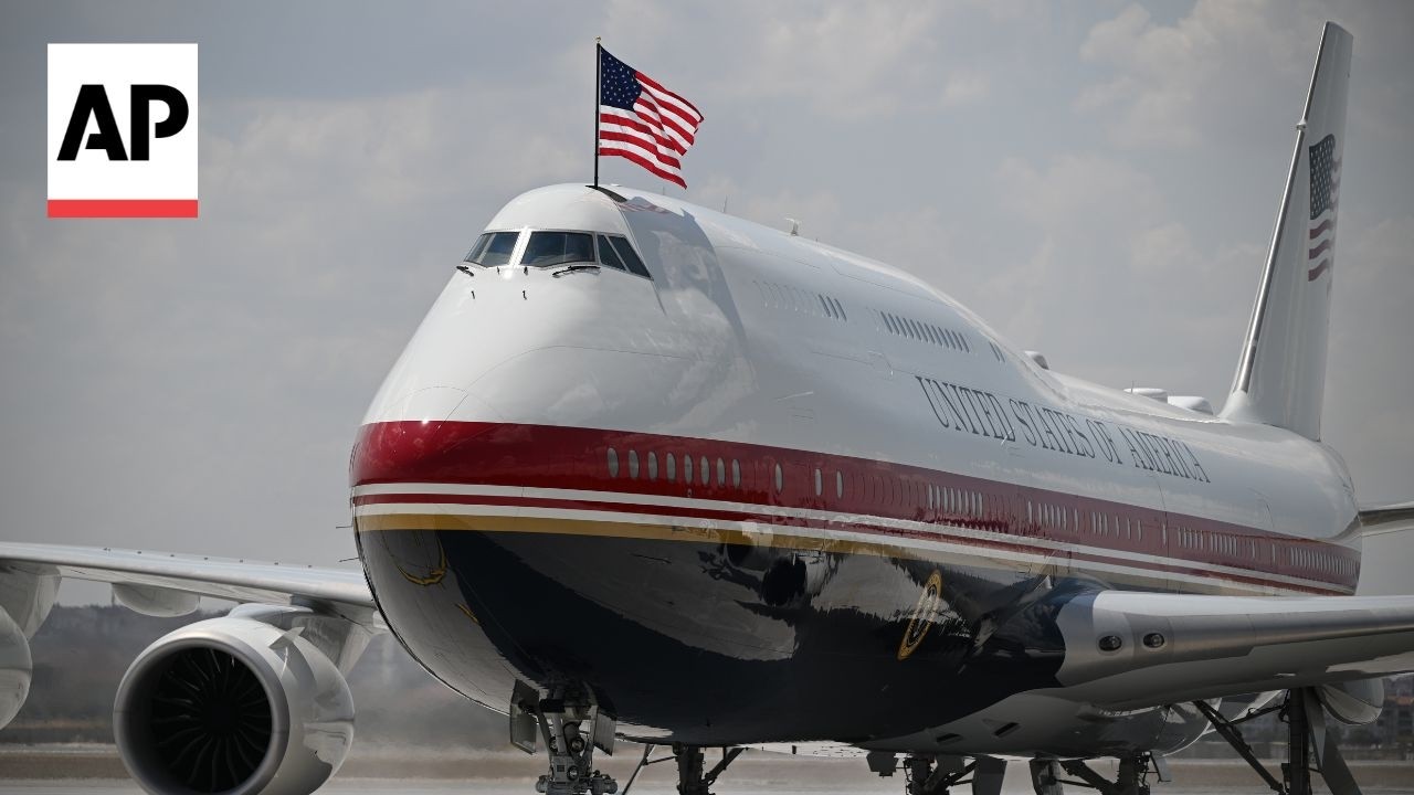 Video | Trump flies in old Air Force One after Iran strikes before switching to new jet