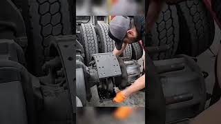 PT08 How to change brakes on a 18 Wheeler/How to change brakes on a semi/ Changing brakes on a semi