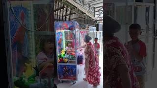 Download lagu Zoya Cries When She Receives a Claw Machine Prize mp3