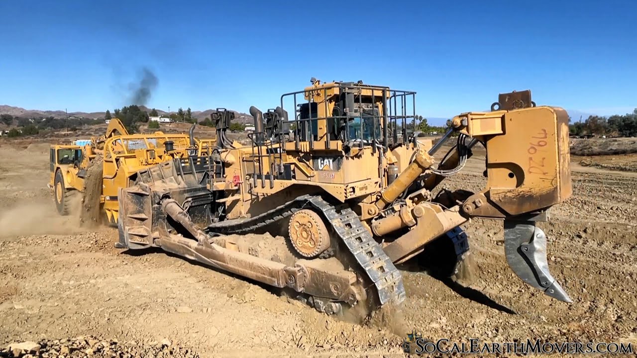 CAT D11T Reverse ripping and push loading 657E ‘s