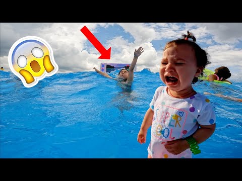 🏊AM SARIT in cea mai MARE PISCINA pentru COPII💦 BEBELUSUL plange ca se teme de APA / Vlog de familie