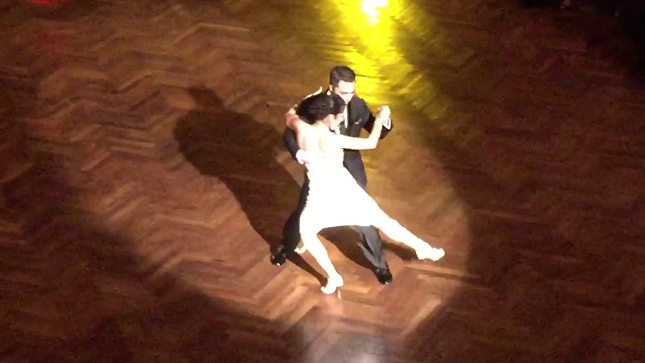Jonatan Saavedra y Clarisa Aragon bailan "En tu corazon" un Tango Vals de Juan d'Arienzo
