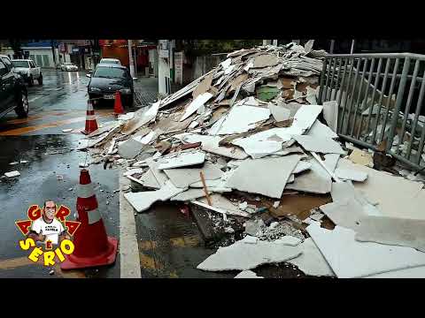 Entulho invade a calçada e pedestres disputam a rua com os carros na avenida JK de Oliveira.