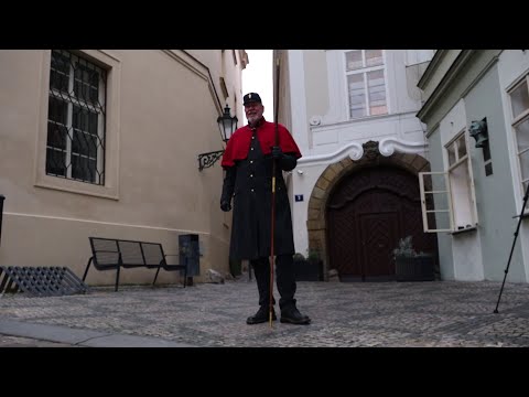 Historická tradice ožila na Karlově mostě: Lucerny rozsvěcí lampář v uniformě