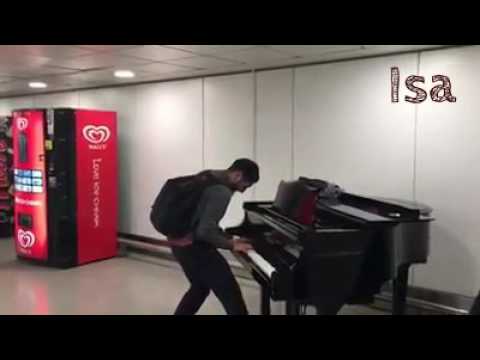 Chaboli tocando el piano