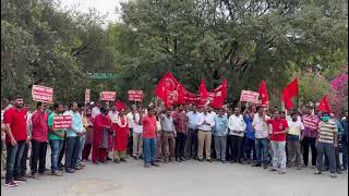 रेल व्हील फैक्ट्री मजदूर यूनियन (RWFMU), बेंगलुरु ने 29 मार्च को राष्ट्रव्यापी हड़ताल के साथ एकजुटता व्यक्त करने के लिए गेट मीटिंग का आयोजन किया।