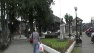 preview picture of video 'Viaje por Sudamerica di Giacomo Sanesi. Achao (CIL). 01229 - plaza y iglesia santa maria'