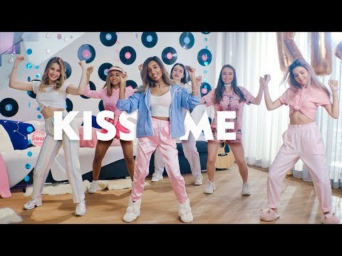 download lagu mp3 mp4 Kiss Me скачать, download lagu Kiss Me скачать gratis, unduh video klip Kiss Me скачать