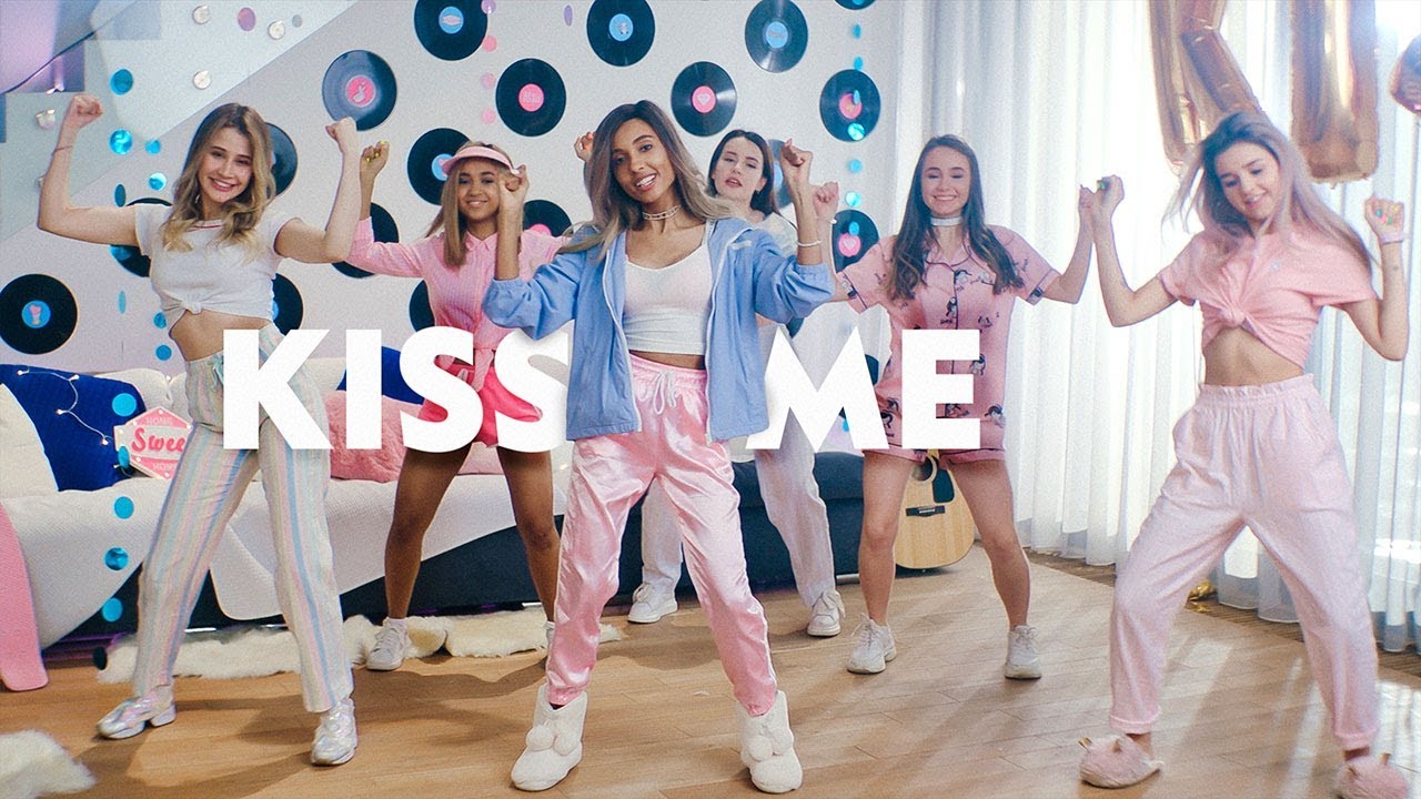 Мари Сенн — Kiss me