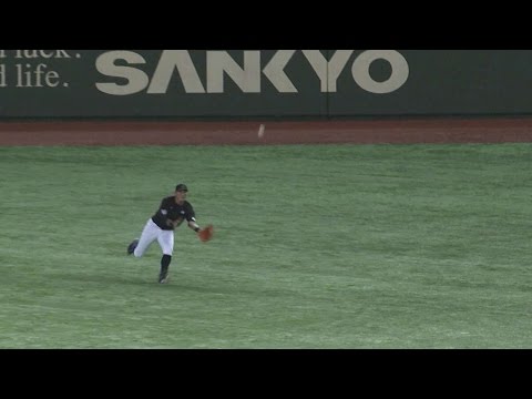 JPN@MLB: Itoi takes away hit with sliding grab