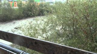 preview picture of video 'Hochwasser 2011.10.10. 10:45:14 Frutigen, Brücke bei Tropenhaus'