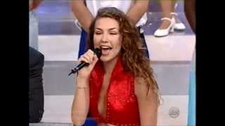 THALIA canta a capella de MENTA Y CANELA com seus fãs no Brasil - by @renaron