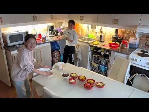 Fredagsmys med kompisar Emily in Sweden | Fredagsmys med tacos