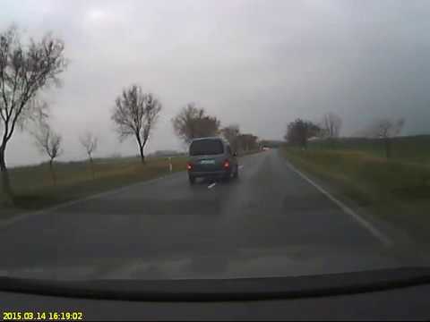 Ez a kretén sofőr azzal szórakozott, hogy a szembe lévő sávban direkt leszorította az autósokat