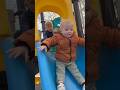Speelplezier op en top. Lucius wil alleen van de glijbaan ? #short #shorts #debellingas