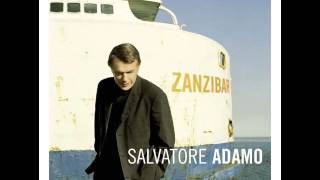 Kadr z teledysku Le mari modèle tekst piosenki Salvatore Adamo