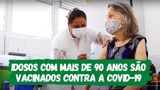 Idosos com mais de 90 anos são vacinados contra a COVID-19