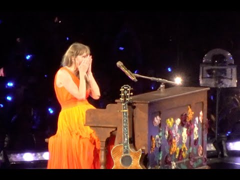 Italian crowd singing "SEI BELLISSIMA" to Taylor Swift