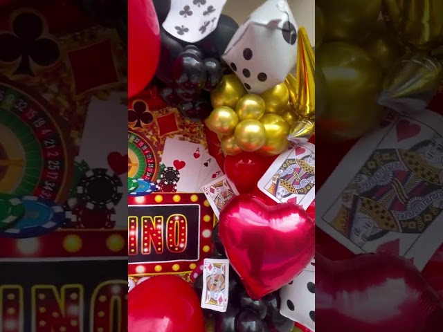 Vídeo relacionado con Juego de decoraciones de fiesta temática de casino de 13 piezas, pancarta de cumpleaños de noche de póquer con globos de corazón de palas, tarjetas de dados para eventos de Las Vegas