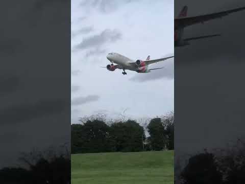 Kenya Airways 787 pousa em Heathrow saindo de Nairóbi