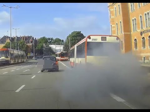 Autobus z "zasłoną dymną".