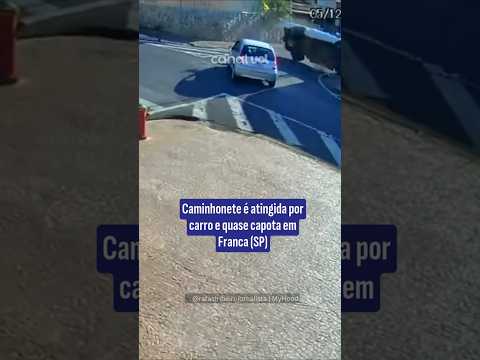 Caminhonete é atingida por carro e quase capota em Franca (SP)
