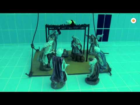 エピファニーを祝う水中降誕シーン (Underwater nativity scene celebrates Epiphany)