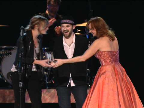 Jennifer Nettles Receives Crystal Milestone Award - ACM Awards 2009