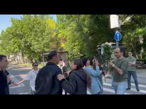 Ցուցարար տղաները ծաղիկներ են նվիրում աղջիկներին