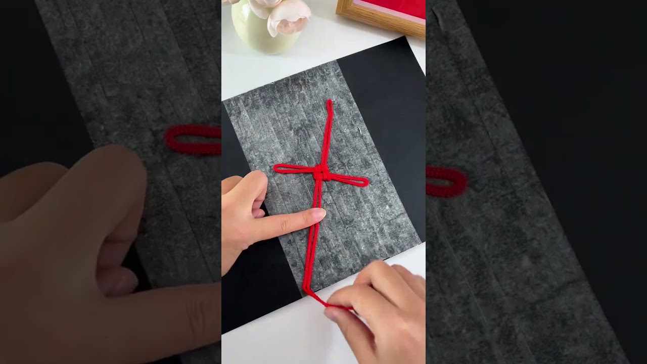 Teach you how to tie a Chinese knot. A red string teaches you how to tie a Chinese knot. Come an