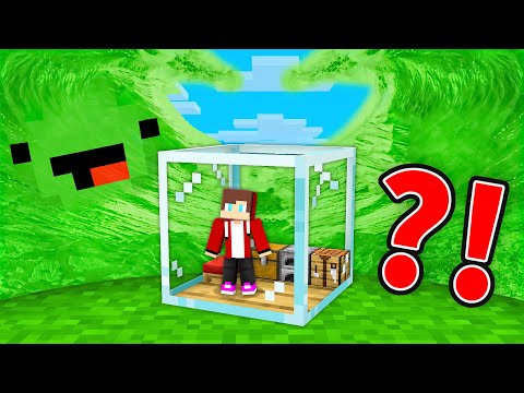 MIKEY TSUNAMI vs JJ Doomsday GLASS Bunker in Minecraft (Maizen)