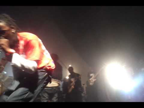 E.sy kennenga la cigale "quand il se jette dans la foule"