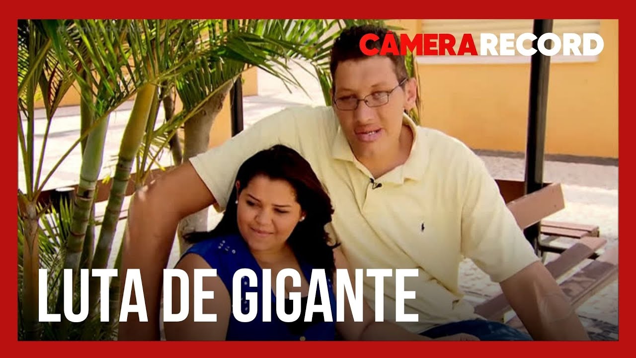 Mãe e esposa ajudam o homem mais alto do Brasil a passar por momento difícil