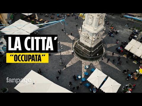 Naples is bursting with tables and gazebos: the restaurant and bar business has taken over the en...