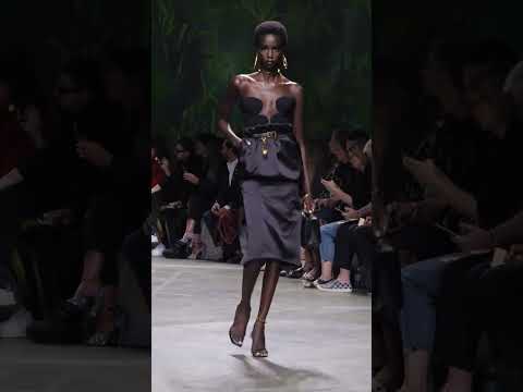 Anok Yai walking for Versace Spring-summer 2020 Fashion show 🖤🔥🤎