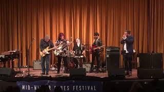 Suzie Vinnick with Tony D on guitar