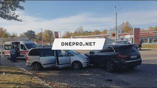 Возле Левобережного моста в Каменском столкнулись два авто: пострадала женщина (Видео)