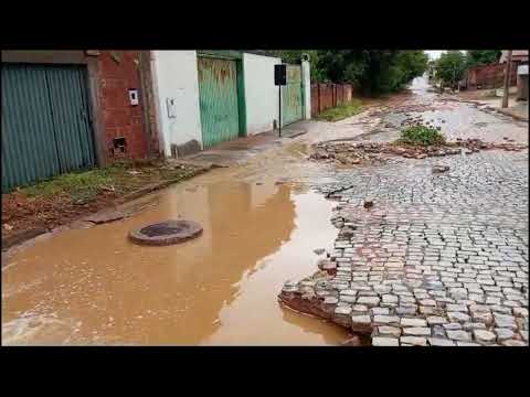 As chuvas fortes estão causando problemas nas Ruas da cidade de Manga Minas Gerais