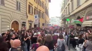 Firenze, il corteo di studenti e prof contro il ministro Valditara: «È importante far sentire la ...