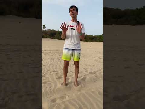 Caminar descalzo por la arena blanda.