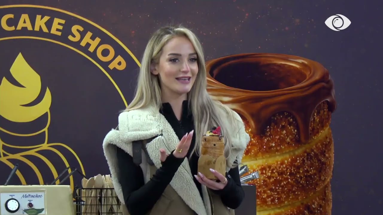 Selin prezanton ëmbëlsirën Chimney për grupin e saj